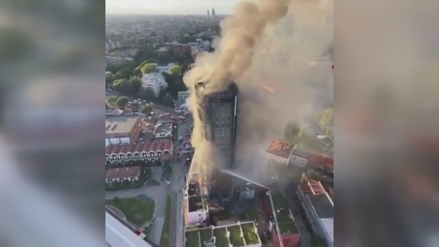 Milane liepsnoje paskendo gyvenamasis dangoraižis: sudegė dešimtys šalia buvusių automobilių 