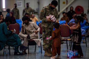 Nuo Talibano pasprukę afganai prarado viltį išvysti žmonas ir vaikus