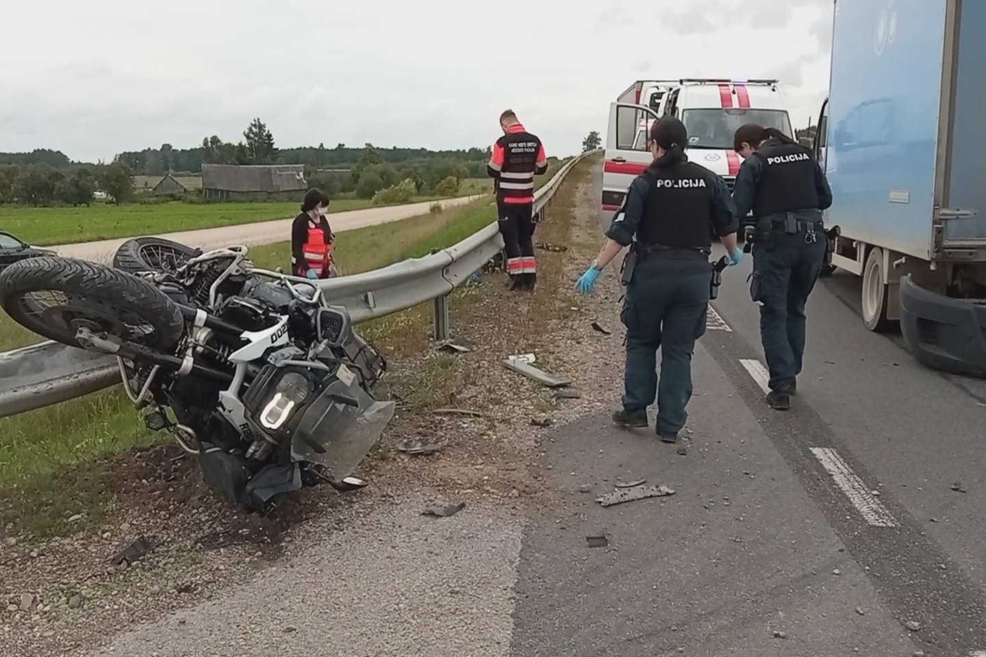 Kėdainių rajone susidūrė motociklas ir sunkvežimis, motociklininkas žuvo.