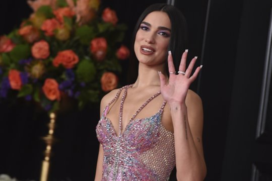 Dua Lipa pasipuošė lietuvės kurtu apdaru