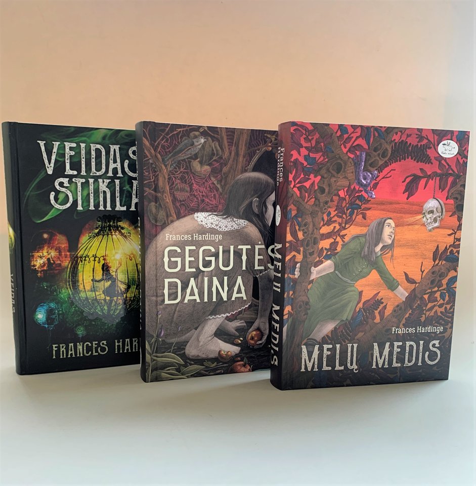 Lietuvos skaitytojams leidykla „Nieko rimto“ pristatė jau tris autorės knygas: „Melų medis“ (2017 m., perleista 2021 m.), „Veidas kaip stiklas“ (2019 m.), „Gegutės daina“ (2021 m.)