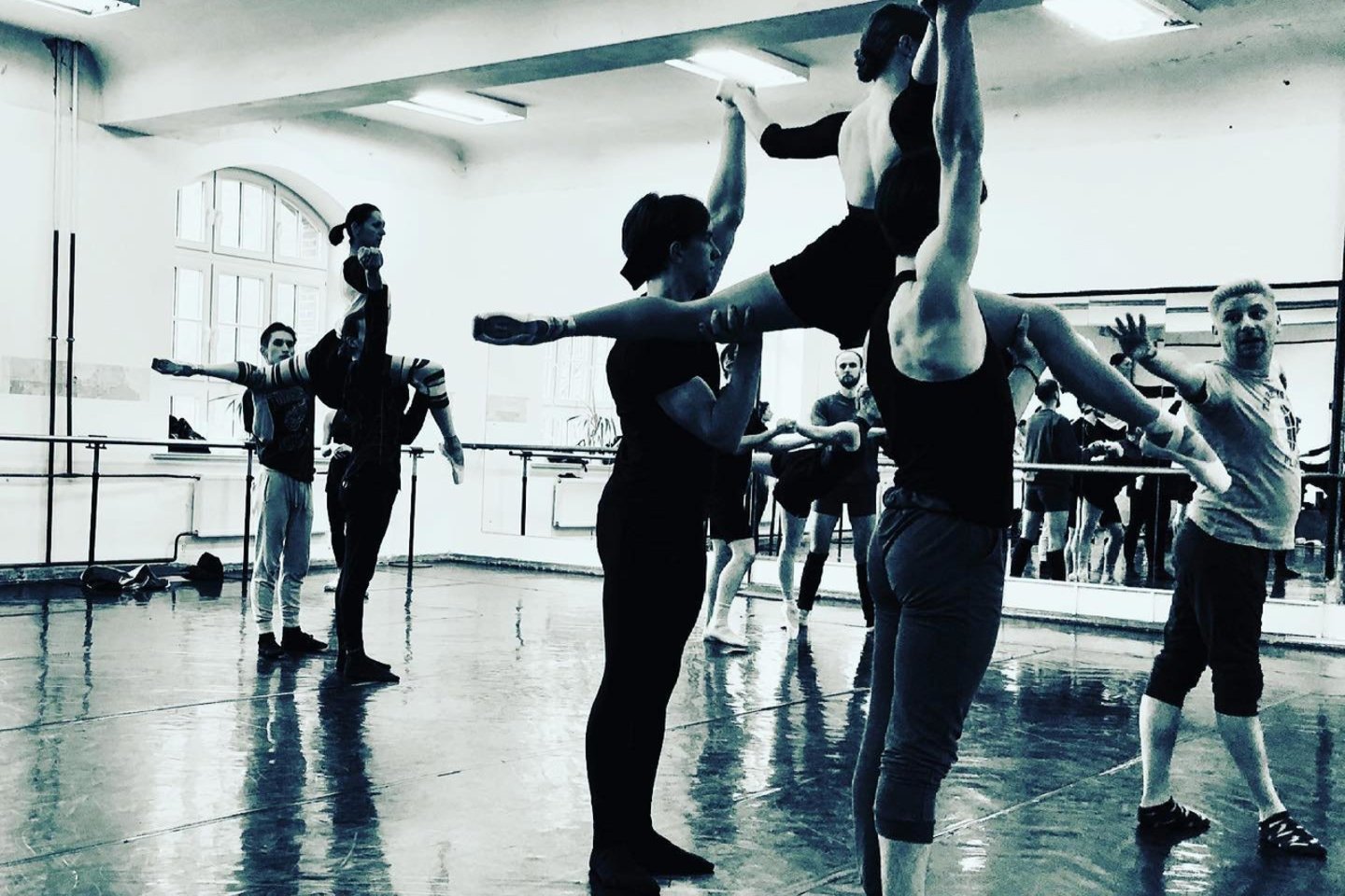  K.Simonovas su KVMT baleto trupe ruošiasi šokio spektakliui „Romeo ir Džuljeta“. <br> J.Lebedevos nuotr.