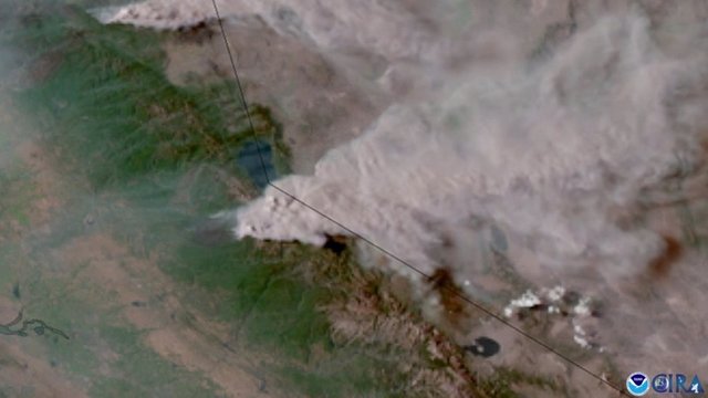 Vaizdai iš palydovo: aplink turistų pamėgtą ežerą įsiplieskė viską naikinantis Kaldoro gaisras