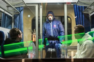 Biologas pateikė juodžiausias koronaviruso evoliucijos teorijas, medikai sako, kad trečio skiepo prireiks visiems