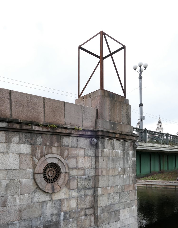 Ant Žaliojo tilto vyko naujosios instaliacijos „Žaliojo tilto ženklai“ montavimo darbai.<br>A. Ambraso nuotr,