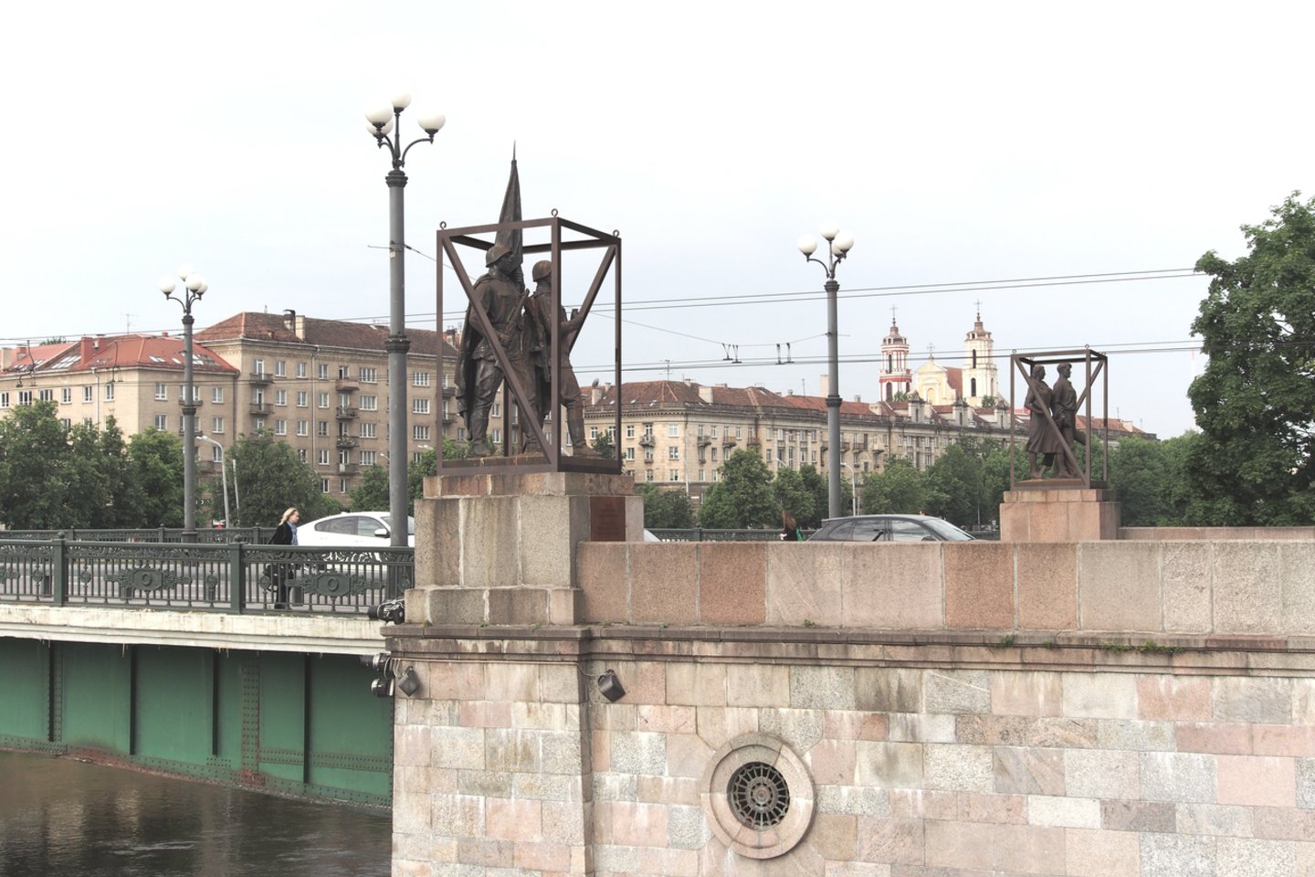 2014 metais, festivalio „Vilnius Street Art“ metu, A. Ambraso vaovaujamas architektų biuras pasiūlė tuo metu dar stovėjusias skulptūras apgaubti ažūrine konstrukcija.<br>A. Ambraso nuotr,