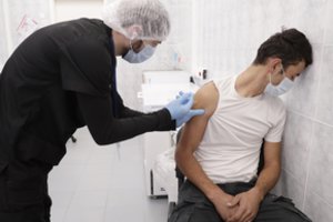 Slovakija oficialiai liovėsi skiepyti nuo COVID-19 rusiška vakcina „Sputnik“