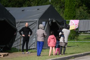 Per kelias savaites migrantus iš palapinių ketina perkelti į tinkamas patalpas