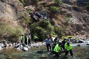 Peru nuo skardžio nulėkus autobusui žuvo 32 žmonės