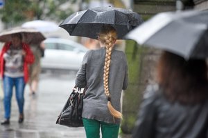 Sinoptikai: pasiruoškite žvarbiam vėjui ir gausiai porcijai lietaus