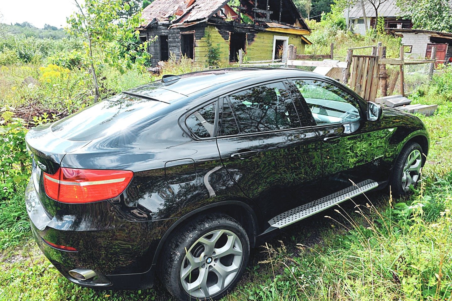 Nors teismai pripažino, kad prokurorė E.Grigaitytė neteisėtai pradangino automobilį BMW X6, atlyginti žalos jai nereikės.