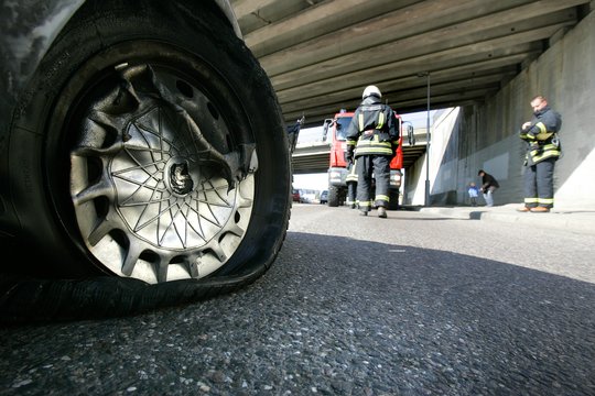 Vilniuje piktadariai padegė automobilį „Toyota Carina“