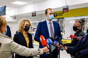 Atsiimti galimybių pasą jau galima ir Lietuvos pašto skyriuose: pirmieji tą išbandė A. Armonaitė ir M. Skuodis