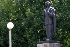 Dėl paminklo P. Cvirkai nesutariama ir savivaldybėje: nei kada nukelti, nei kuo pakeisti