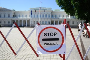 Šeimų sąjūdžio planuoto mitingo išvakarėse – liberalaus jaunimo akcija prie Prezidentūros