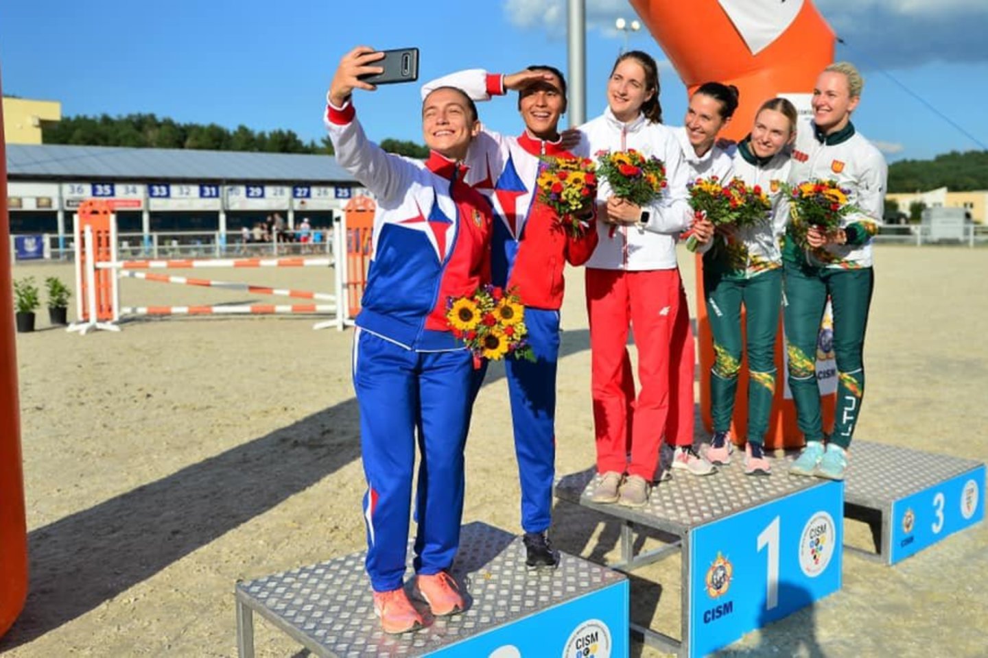 2021 m. šiuolaikinės penkiakovės kariškių pasaulio čempionate Ieva Serapinaitė ir Aurelija Tamašauskaitė iškovojo moterų estafečių varžybų bronzą.<br> organizatorių nuotr.