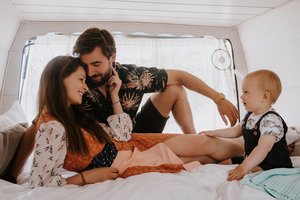 Po gimdymo praėjus mėnesiui į darbus nėrusi aktorė Skaistė Vievesė į filmavimus keliauja ne viena