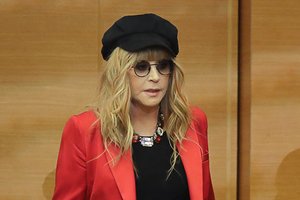 Į mokyklą dvynius lydėjusi 72-ejų Ala Pugačiova kaustė žvilgsnius