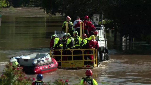 Filadelfijoje gelbėtojai skuba evakuoti dėl potvynio įstrigusius žmones: pranešama apie 26 aukas