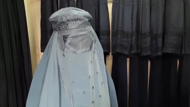 Afganistano burkų pardavėjai praneša apie išaugusius pardavimus: moterys baiminasi naujosios valdžios reikalavimų