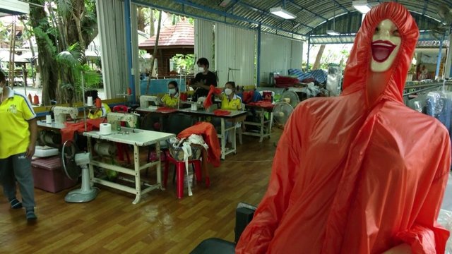 Bankokas imasi spręsti dvi problemas vienu metu: iš perdirbtų plastikinių butelių gaminami apsauginiai kostiumai
