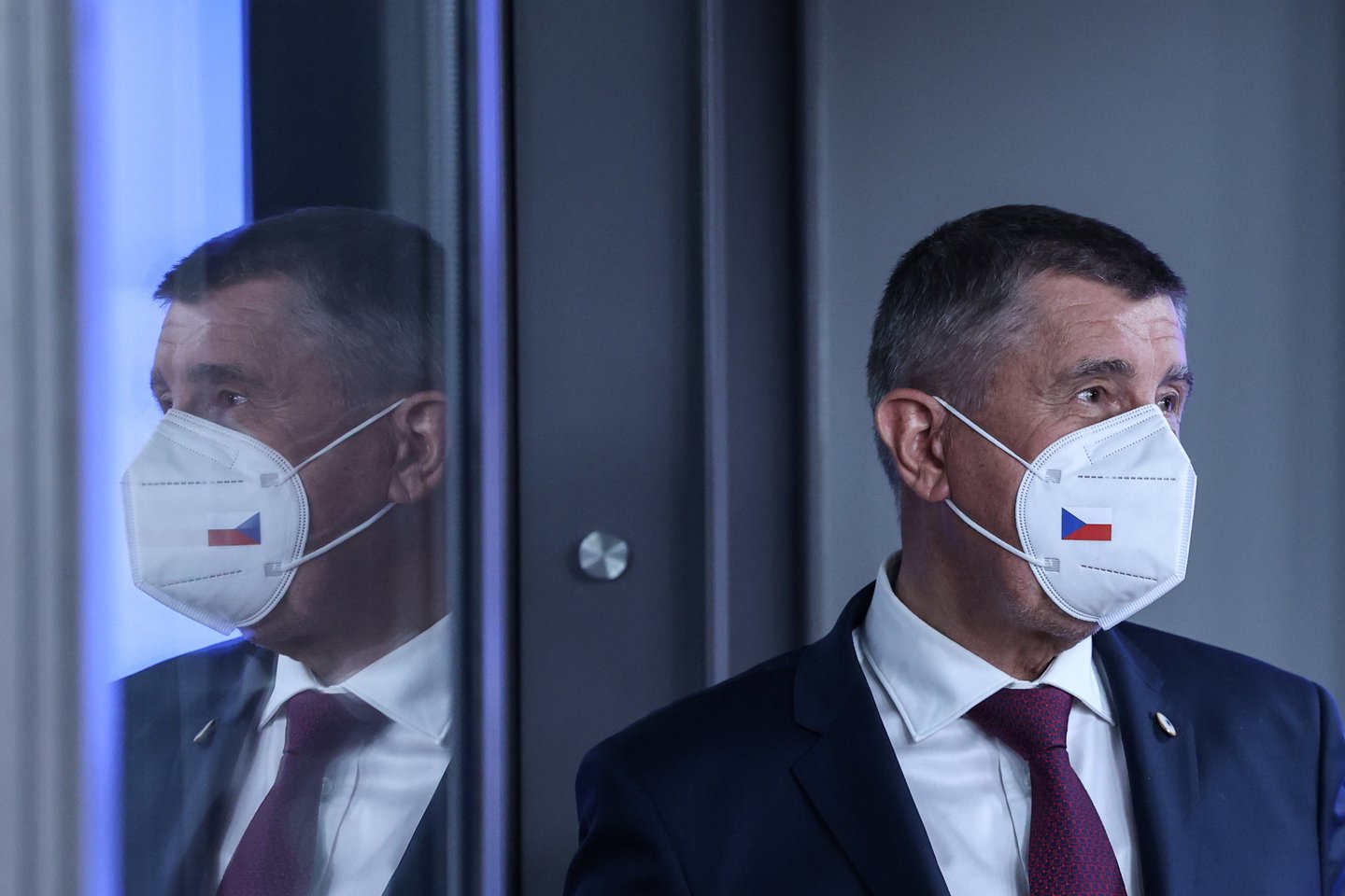Čekijos ministrui pirmininkui A.Babišui teko susidurti su įpykusiu rinkėju – savo sūnumi.<br>Reuters/Scanpix nuotr.