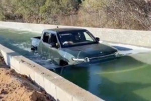 Elektromobiliai tinka ir ekstremaliems pasivažinėjimams: pažiūrėkite, kokį gylį įveikia „Rivian R1T“ 