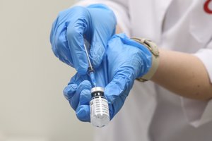 Britų vakcinacijos komisija nepataria visuotinai skiepyti 12-15 metų amžiaus vaikų