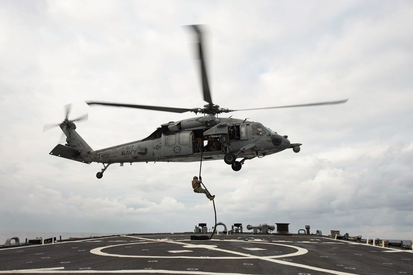  JAV karinis laivynas po sraigtasparnio avarijos dingusius 5 jūreivius paskelbė žuvusiais.<br> ZUMA Press/Scanpix nuotr.