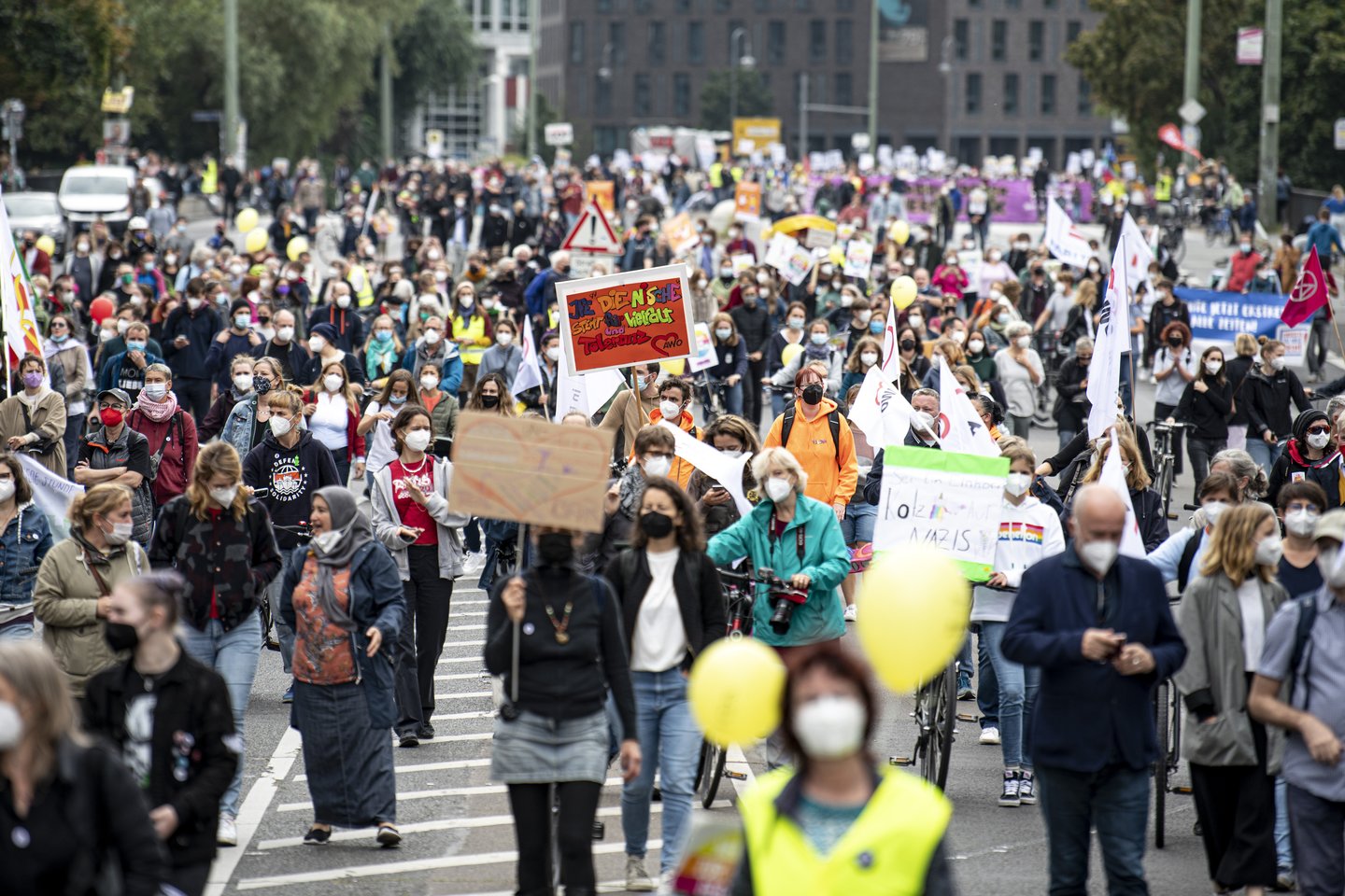 Tūkstančiai aktyvistų per šeštadienio protestą Berlyne reikalavo įtraukesnės ir progresyvesnės visuomenės, pranešė vokiečių naujienų agentūra DPA.  <br> AP/Scanpix nuotr.