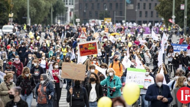 Tūkstančiai aktyvistų Vokietijos sostinėje susirinko į protestą: reikalavo socialinio teisingumo