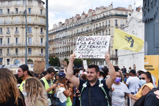 Paryžiuje per protestus prieš „sveikatos pasą“ sulaikyta protestuotojų: gadino viešąjį turtą