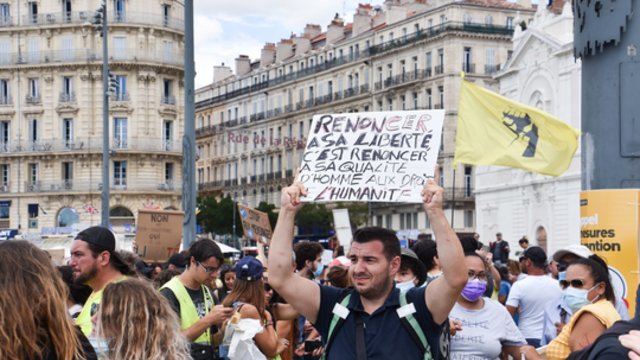 Paryžiuje per protestus prieš „sveikatos pasą“ sulaikyta protestuotojų: gadino viešąjį turtą