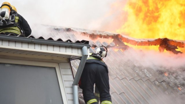 Užfiksuota: Alytaus mieste iš degančio namo gyventojus išgelbėjo pro šalį važiavę policijos pareigūnai