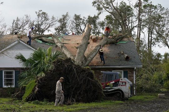 Uragano Ida aukų skaičius išaugo iki 65: ekspertai skaičiuoja liūčių, potvynių ir tornadų padarytą žalą