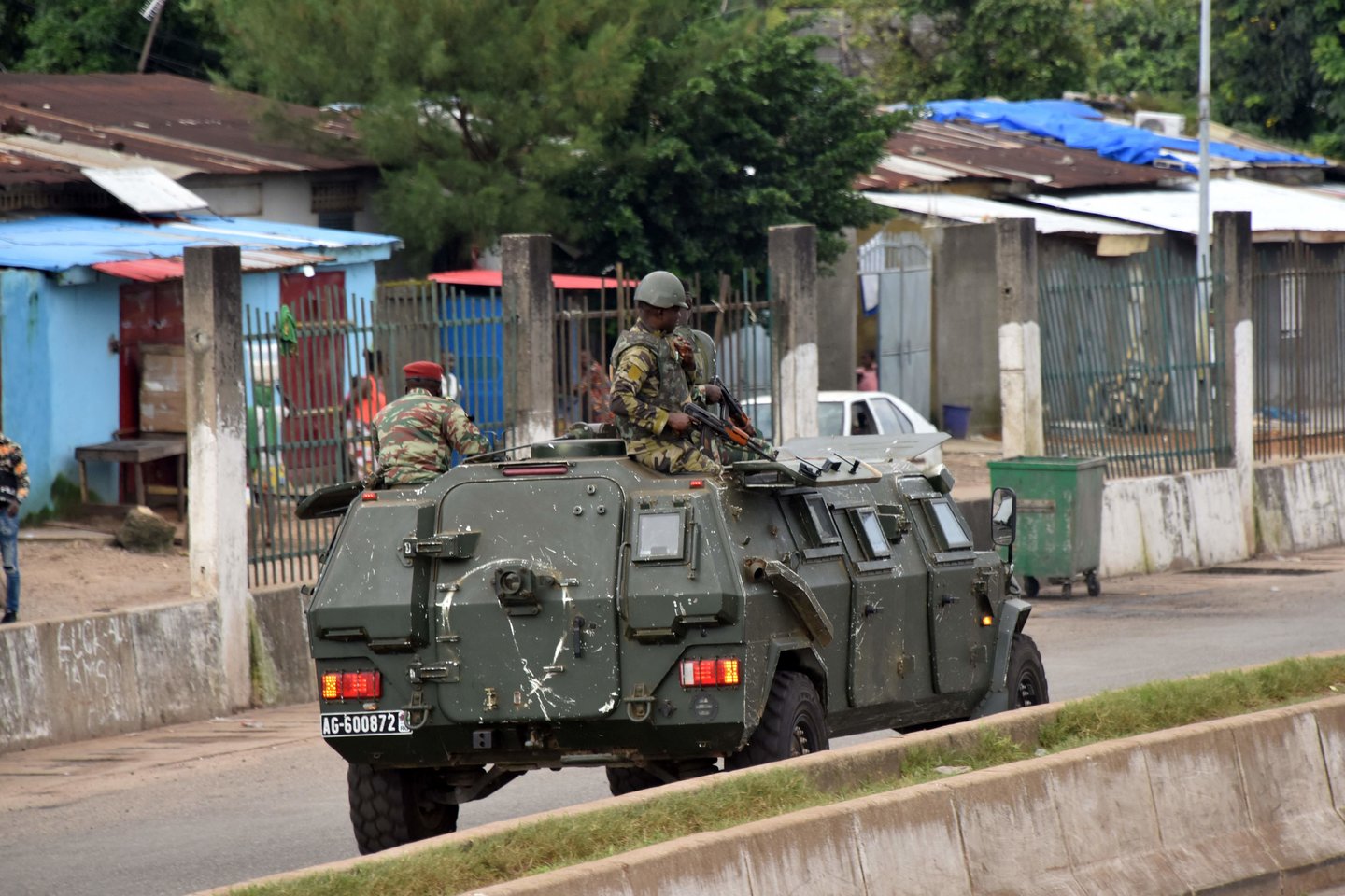  Gvinėjos sostinės gyventojai plūstelėjo į gatves, švęsdami prezidento suėmimą.<br> AFP/Scanpix nuotr.