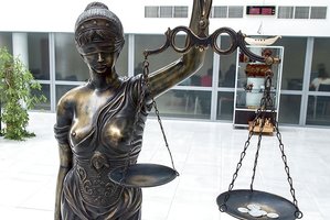 Akylai verslininkus stebintys pareigūnai kartais net priremti įrodymų užmerkia akis 