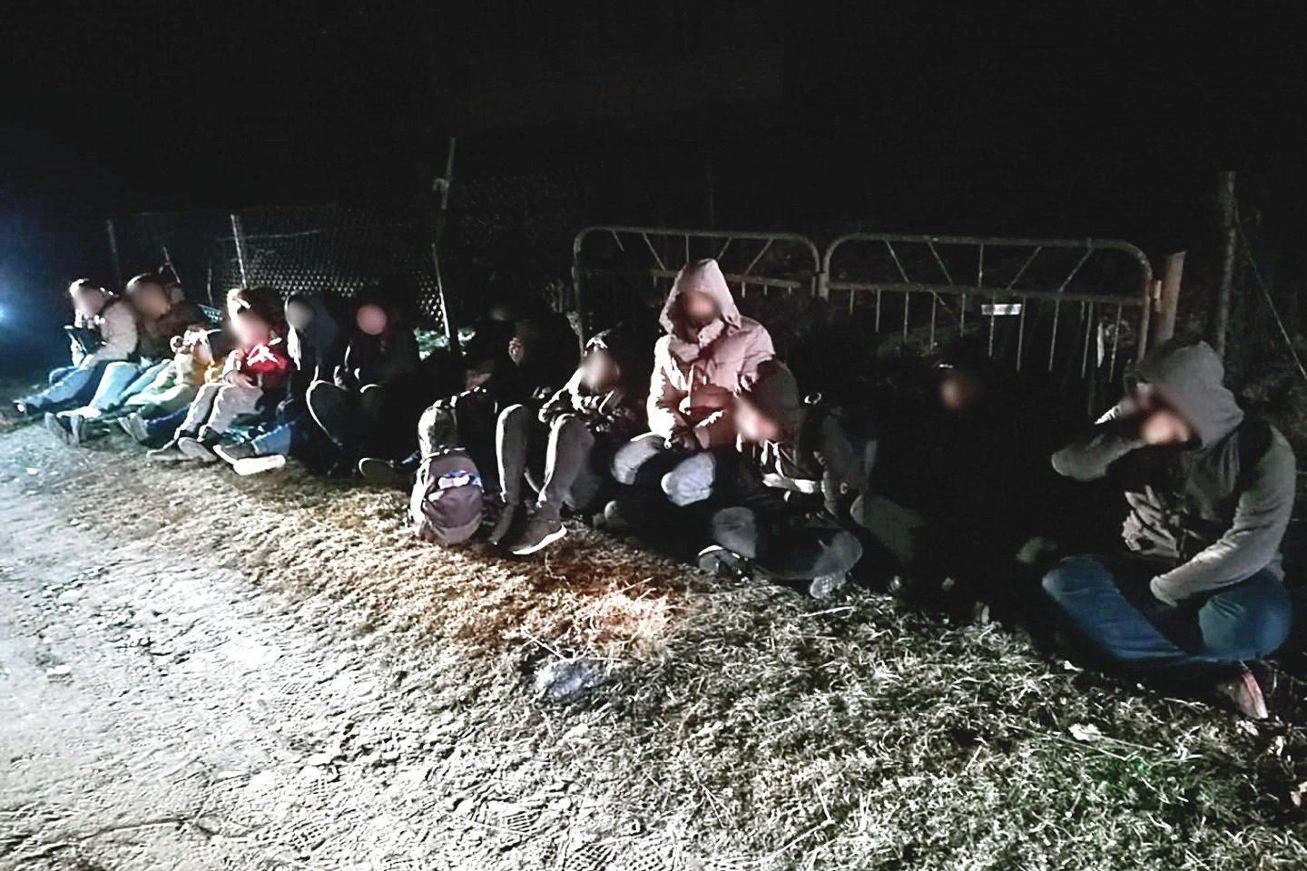 Lietuvos sieną bandžiusių kirsti migrantų skaičius šoktelėjo iki 60-ies: Baltarusijos pusėje vėl aidėjo šūviai.