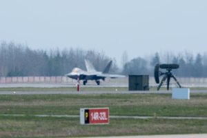 Teismas sustabdė 1 mln. eurų karinės oro bazės Šiauliuose tvoros statybos konkursą