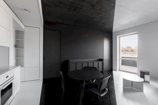 Garsūs architektai išskirtiniame sostinės kvartale, 40 kv. m būste sukūrė kontrastą tarp vaizdo ir jausmo