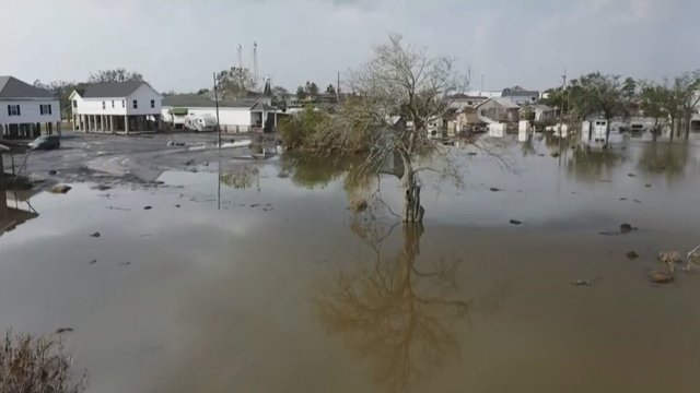 Gyventojai negali atsigauti po „Ida“ uragano: šimtai tūkstančių liko be elektros, trūksta maisto ir vandens