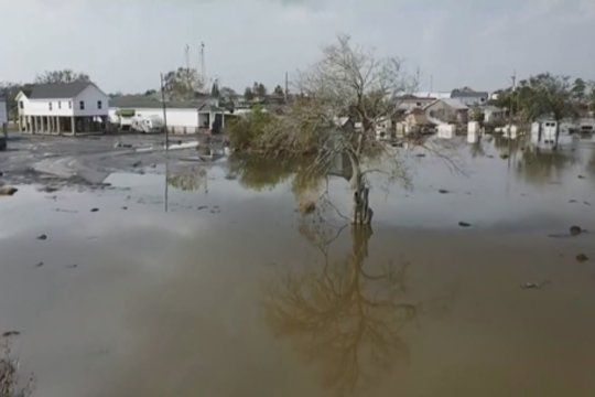 Gyventojai negali atsigauti po „Ida“ uragano: šimtai tūkstančių liko be elektros, trūksta maisto ir vandens