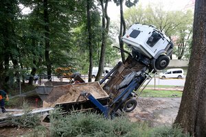 Keista avarija: atsitrenkus į statybinių atliekų konteinerį sunkvežimiui net ratai pakilo