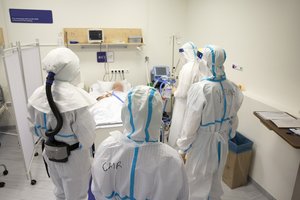 Skambina pavojaus varpais: Vilniuje ir Kaune reikės daugiau lovų COVID-19 pacientams – daugumai ligonių būtinas deguonis