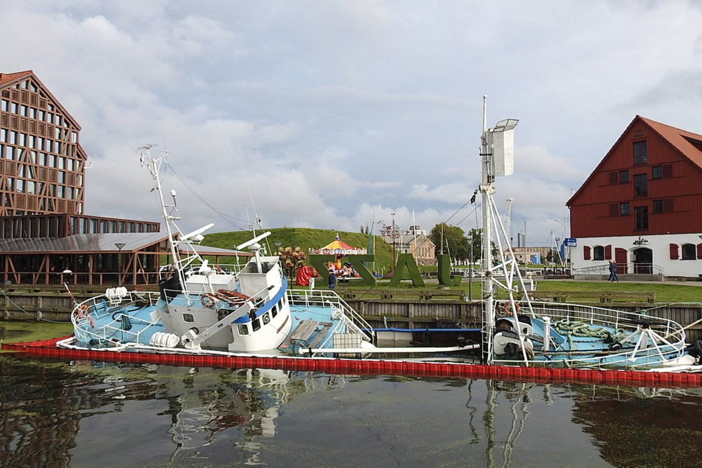 Senam banginių medžioklės laivui "Ole Willassen" nesiseka - Danės upėje nuskendo jau trečią kartą. <br> G.Pilaičio nuotr.