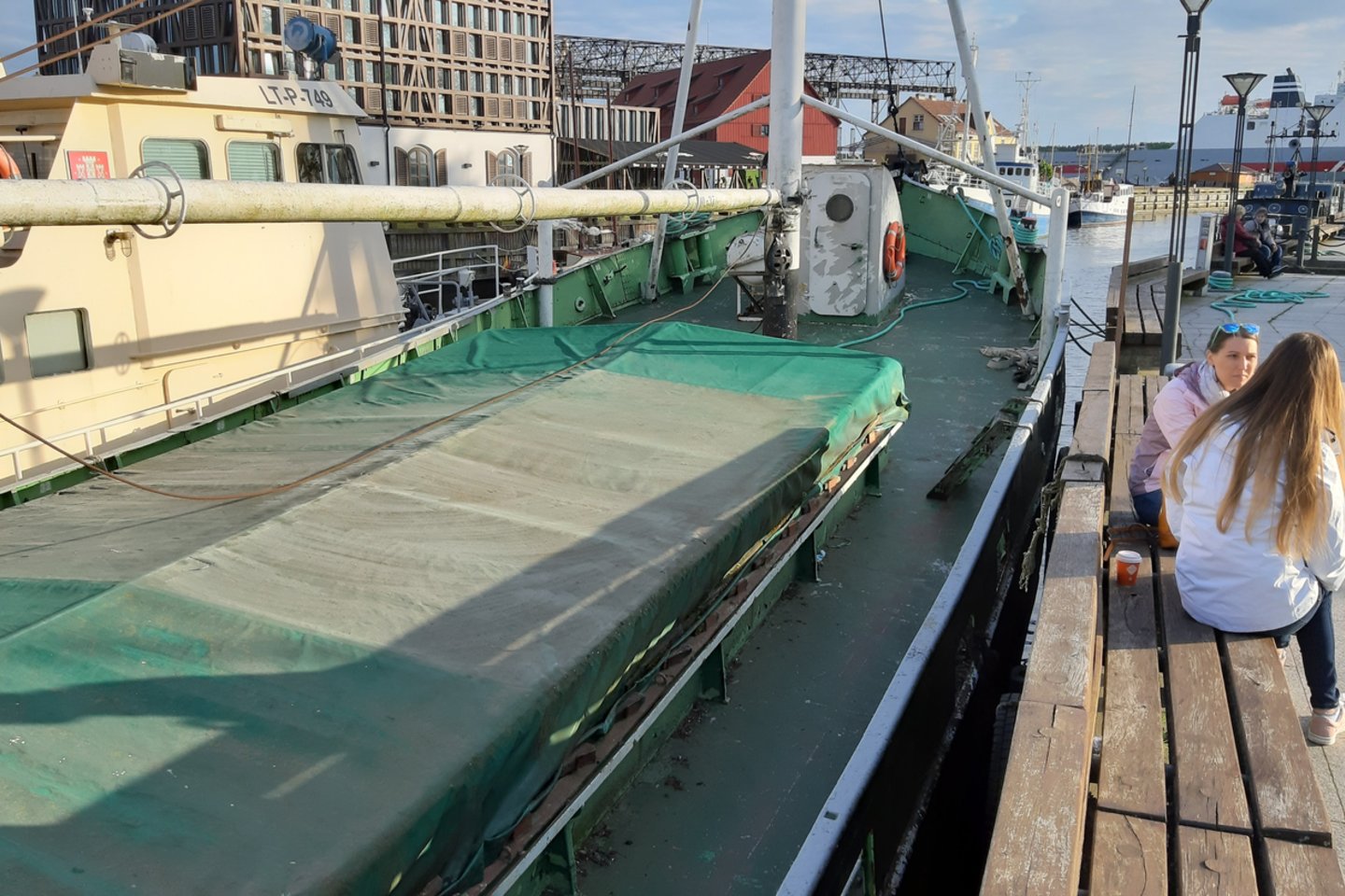 Laivas "Olga" daužo rekonstruotas krantines. <br> G.Pilaičio nuotr.