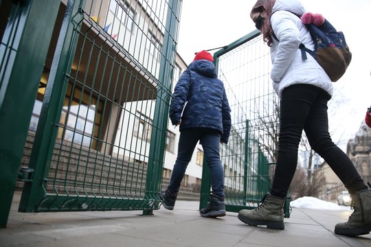 Sostinės pradinukų tėvai priversti imti atostogas: žadėtos prailgintos grupės dar neveikia