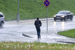 Paspirtukininkai vėl okupuoja pėsčiųjų takus: skundžiasi, kad skraido kaip meteorai
