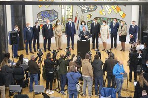 Oficialu: skiriasi S. Skvernelio ir R. Karbauskio keliai, į naują frakciją pereina dalis valstiečių