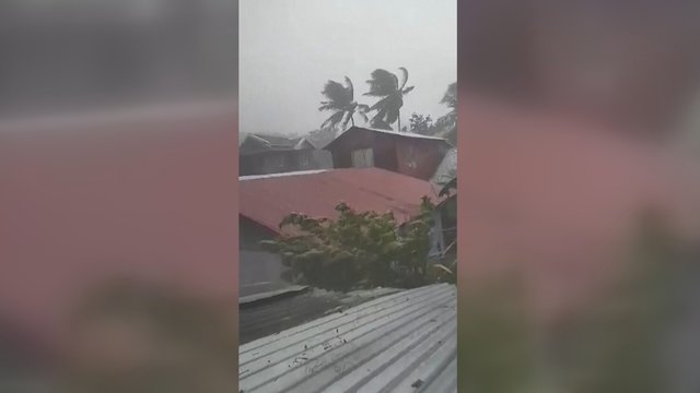 Filipinų neaplenkė tropinė audra „Conson“: užfiksavo, kaip atrodo stichijos apgadinti namai 